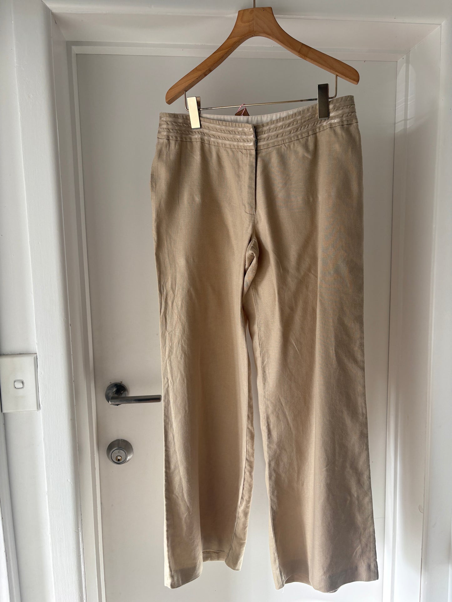 K. Wears linen pants, 8-10