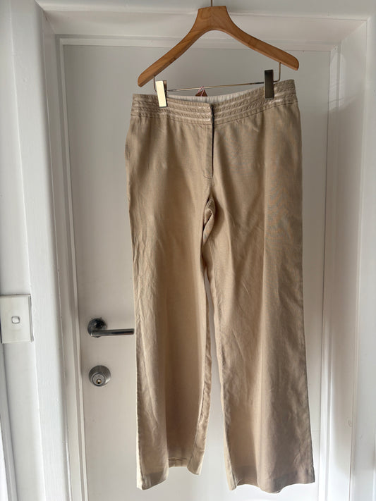 K. Wears linen pants, 8-10