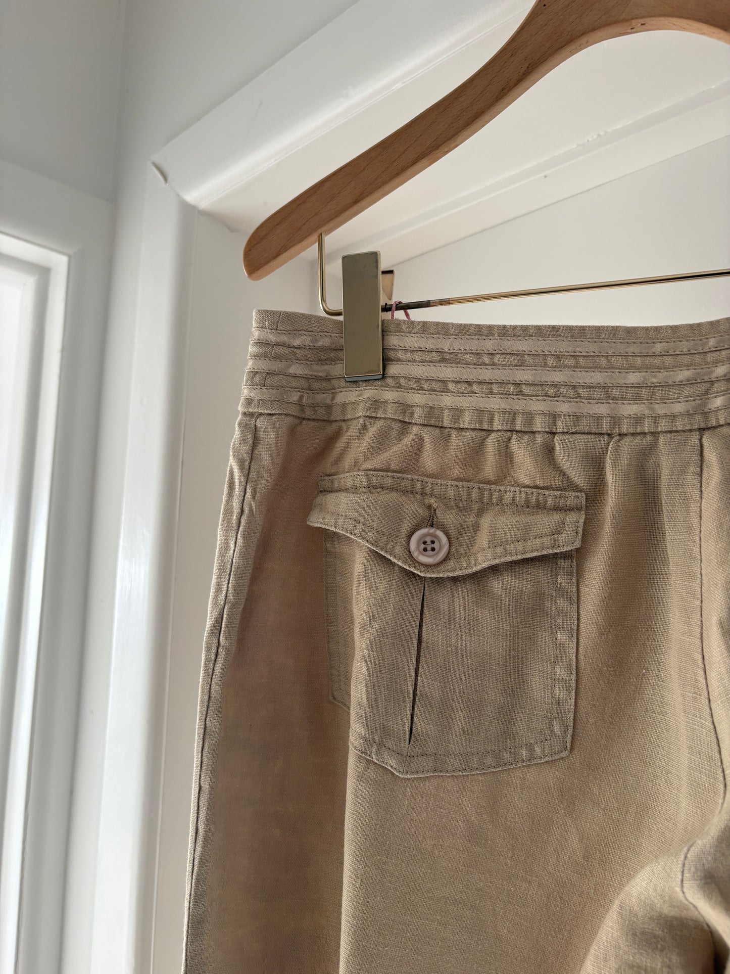 K. Wears linen pants, 8-10