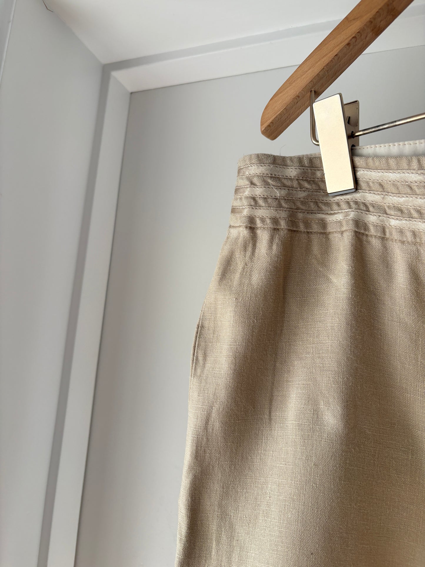 K. Wears linen pants, 8-10